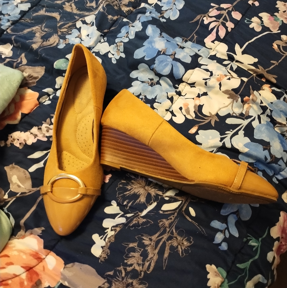 Gold shoes